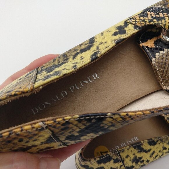 Donald Pliner Yellow Snakeskine Loafers Size 7 Flats Driving Moccasins Chain - Picture 7 of 9